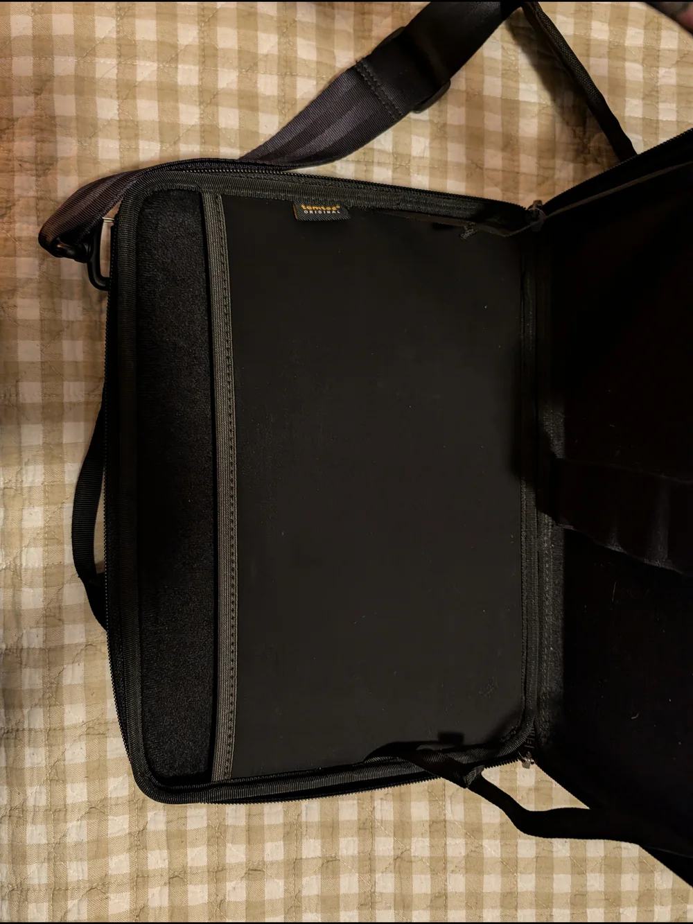 Tomtoc gray laptop